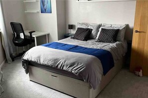 2 slaapkamers, een bureau, een strijkplank/strijkijzer, reisbedje