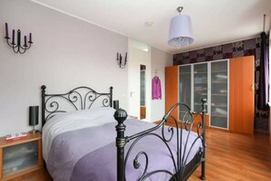 2 bedrooms, desk, iron/ironing board, free WiFi