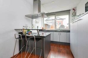 Een koelkast, een magnetron, een oven, een kookplaat