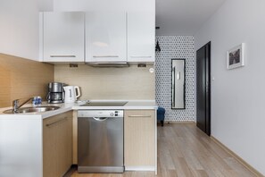 Geladeira, micro-ondas, cooktop, lava-louças