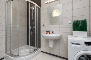 Ducha, secador de pelo, toallas, shampoo