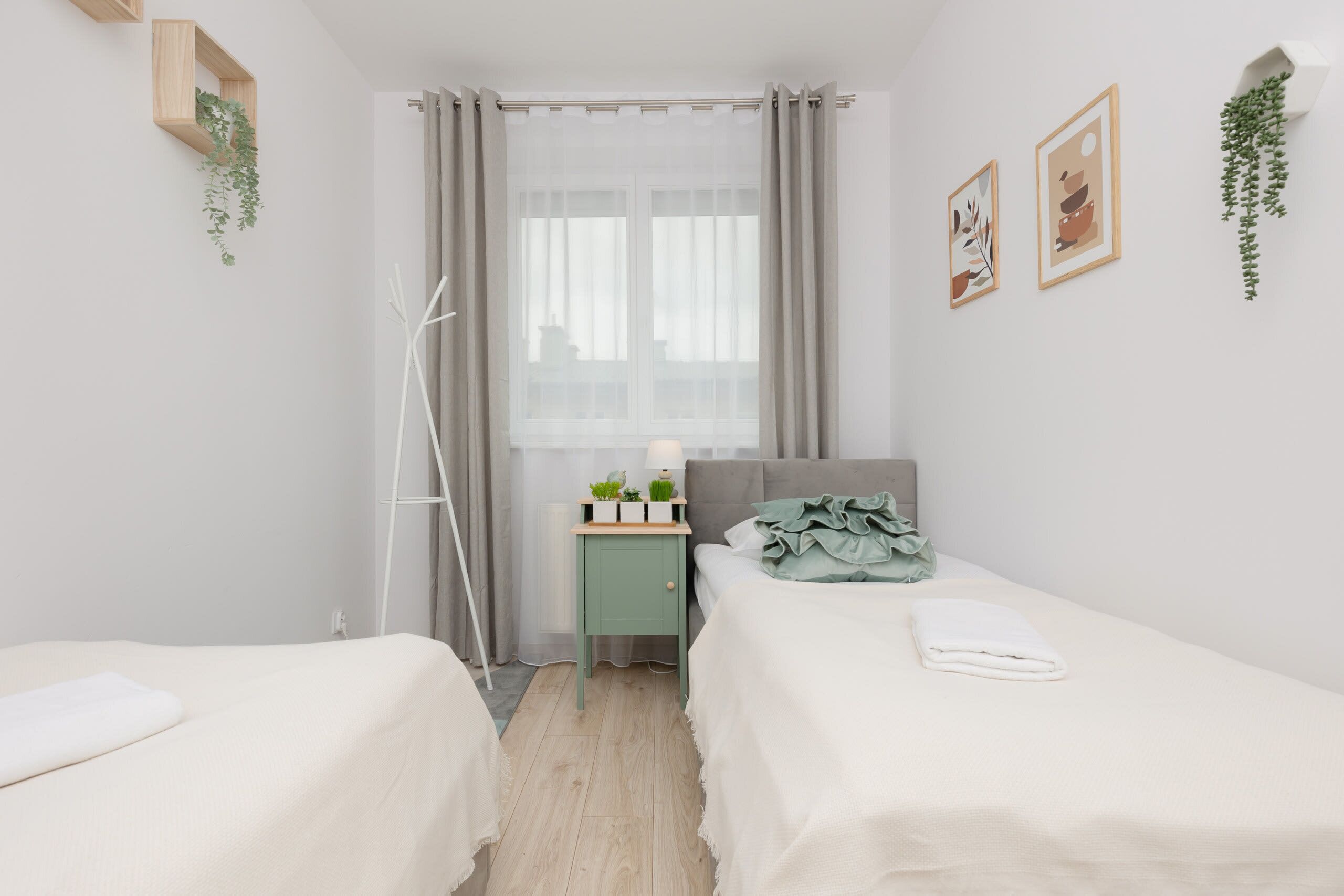 4 habitaciones, tabla de planchar con plancha, wifi y ropa de cama 