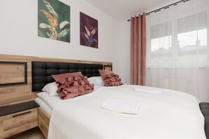 4 bedrooms, iron/ironing board, WiFi, bed sheets