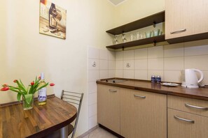 Fridge, stovetop, coffee/tea maker, electric kettle