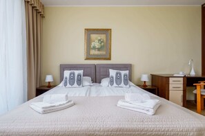 1 habitación, escritorio, tabla de planchar con plancha y wifi 