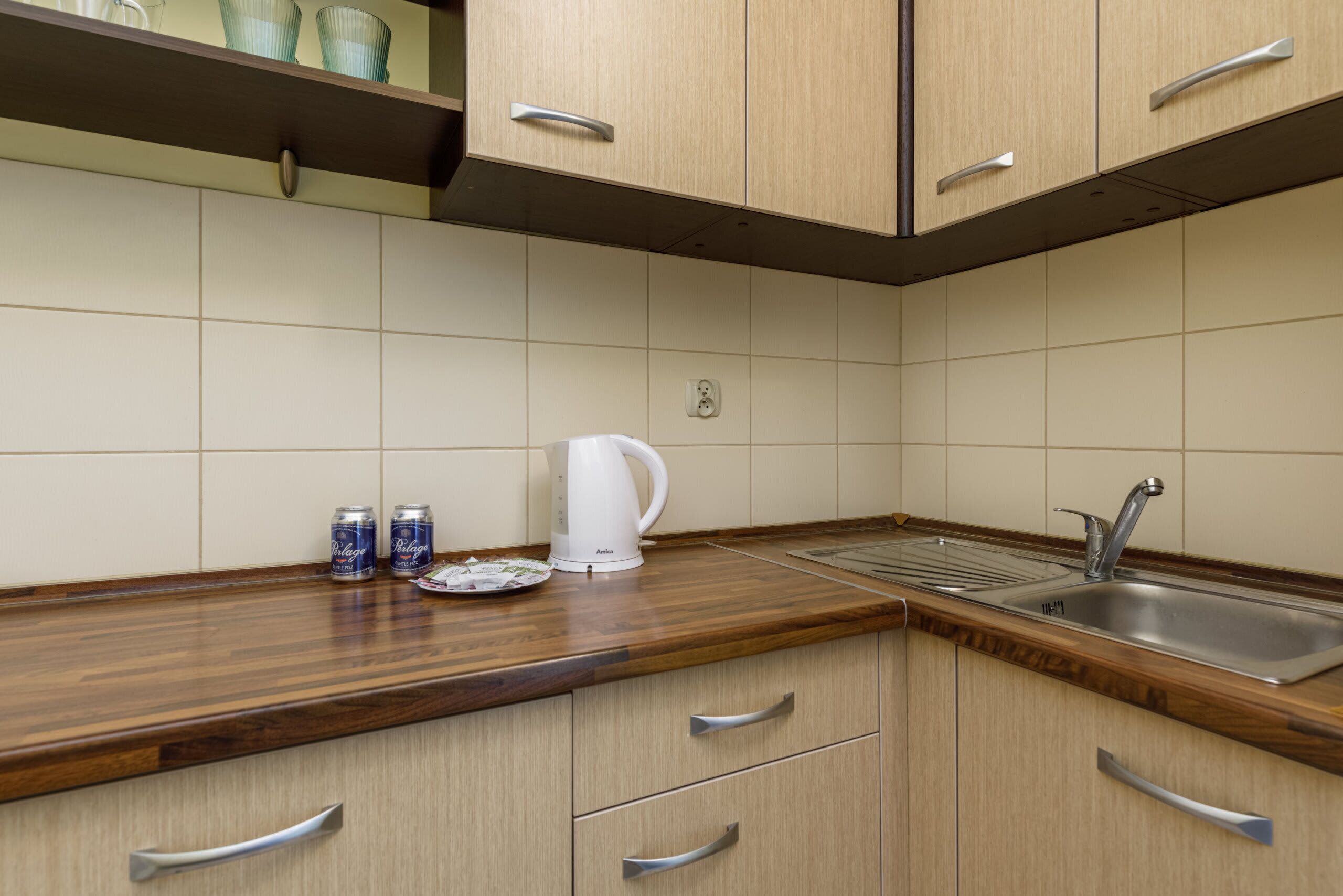 Kühlschrank, Herdplatte, Wasserkocher mit Kaffee-/Teezubehör