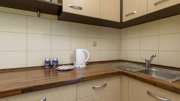 Kühlschrank, Herdplatte, Wasserkocher mit Kaffee-/Teezubehör