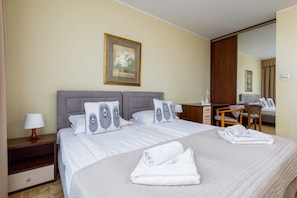 1 bedroom, desk, iron/ironing board, WiFi - Nad Parsęta 7 | Unique Apartment | Desk (Kolobrzeg)