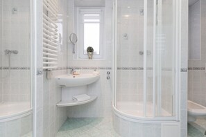 Een douche, een haardroger, handdoeken, shampoo