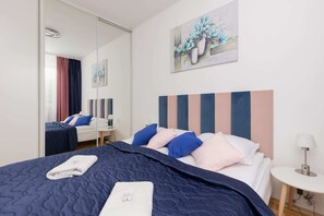 2 bedrooms, desk, iron/ironing board, WiFi