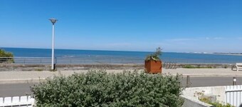 Adorable villa face mer avec terrasse, proche plages et commerces