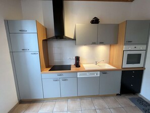 Réfrigérateur, four, plaque de cuisson, lave-vaisselle