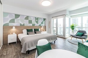 Escritorio, tabla de planchar con plancha, wifi gratis y ropa de cama 