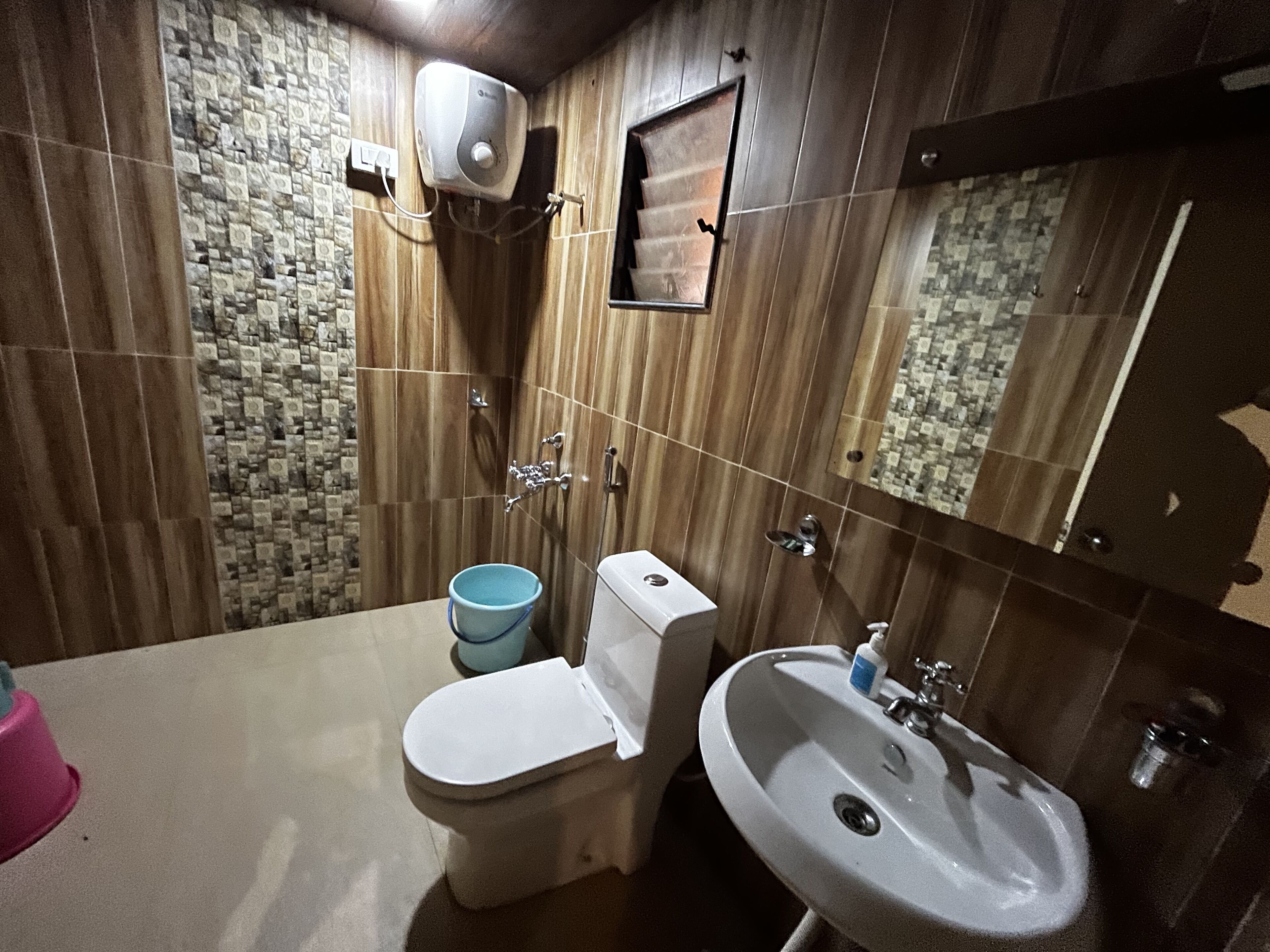 Un baño con inodoro, lavamanos y ducha.