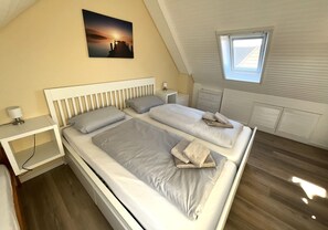 1 bedroom, travel cot, free WiFi