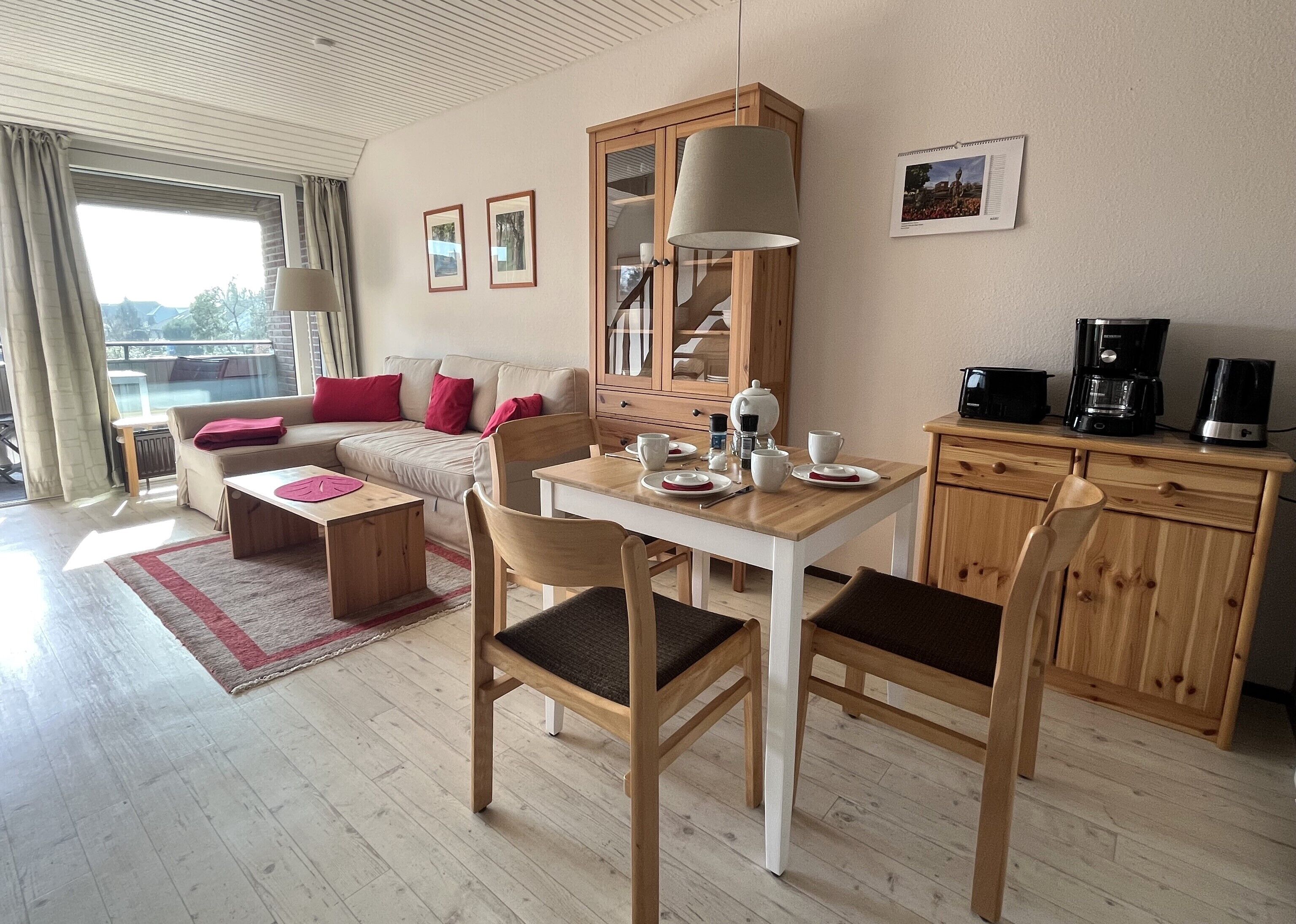 Een televisie en een stereo