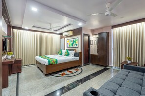 Coffres-forts dans les chambres, bureau, fer et planche à repasser