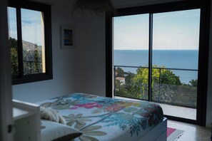 4 slaapkamers, een bureau, een strijkplank/strijkijzer, reisbedje