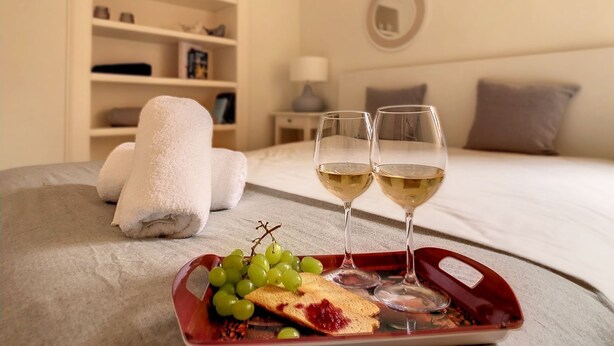 Ein ordentlich gedecktes Frühstücksbrett mit Trauben, Toast und Marmelade in einem Hotelzimmer.