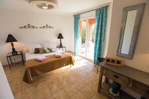 4 chambres, fer et planche à repasser, lit parapluie, Wi-Fi gratuit