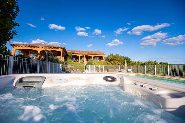 Bañera de hidromasaje exterior