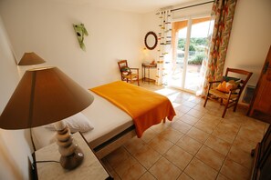 4 habitaciones, tabla de planchar con plancha y cuna de viaje 