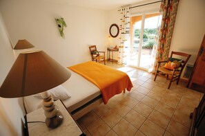 4 chambres, fer et planche à repasser, lit parapluie, Wi-Fi gratuit
