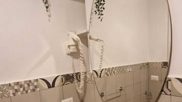 Douche, baignoire Ă jets, sĂšche-cheveux, bidet