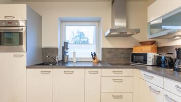 Geladeira, micro-ondas, cooktop, lava-louças