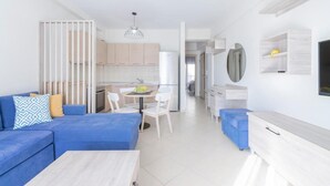 Eine moderne Wohnung mit Wohnbereich, Küche und Essbereich.