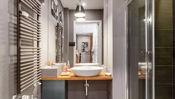Douche, séchoir à cheveux, bidet, serviettes fournies