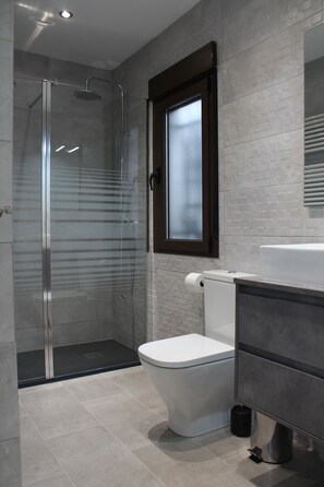 Douche, sĂšche-cheveux, serviettes fournies, savon