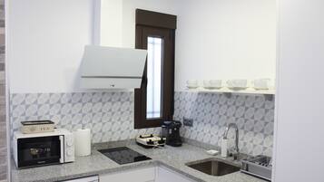 Een koelkast, een microgolfoven, een kookplaat, een vaatwasser