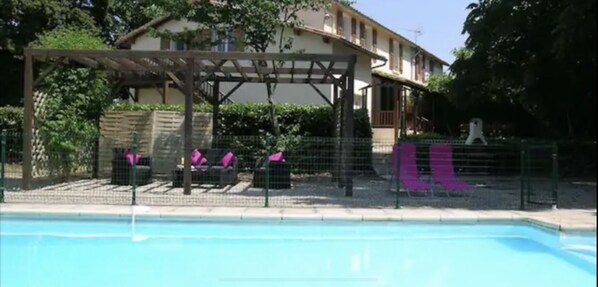 Una piscina al aire libre