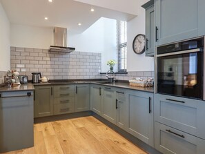 Lemari es, mesin pencuci piring, ketel listrik, dan pemanggang roti