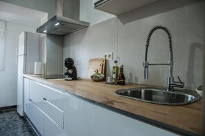 Jääkaappi, astianpesukone, vedenkeitin, leivänpaahdin