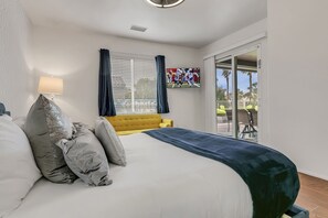 5 bedrooms, iron/ironing board, WiFi, bed sheets