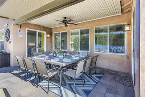 Outdoor dining - Stardust: Pool, Spa, FirePit, BBQ, EV Charger! (Indio)