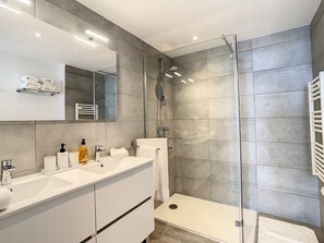 Dusche, Haartrockner, Toilettenpapier
