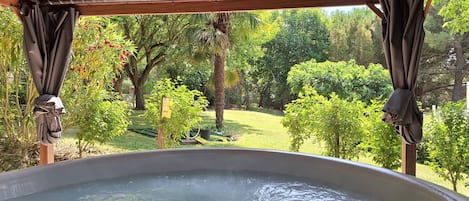 Outdoor spa tub