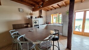 Fridge, microwave, oven, stovetop - GITE BOYER BAS (2-10 pers) With SWIMMING POOL and SPA (Saint-Gaudéric)