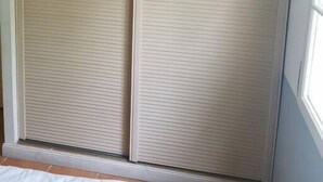 A room with a sliding door and a window. - Welcoming and comfortable T2 house in Fayence (Fayence)