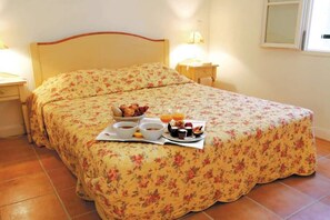 3 slaapkamers, een strijkplank/strijkijzer, wifi, beddengoed