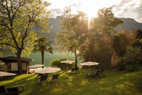 Plage privée, chaises longues, parasols, serviettes de plage