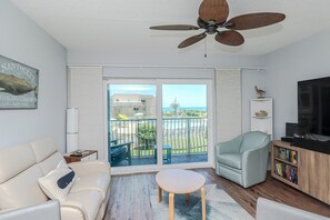 Fernseher, DVD-Player, Bücher