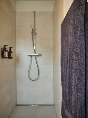 Dusche, Haartrockner, Toilettenpapier