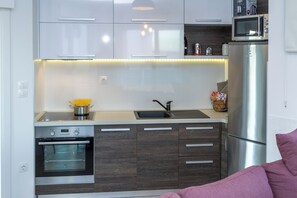 Réfrigérateur, four à micro-ondes, un four, surface de cuisson