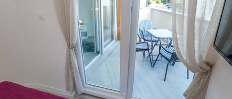 2 bedrooms, in-room safe, iron/ironing board, free WiFi