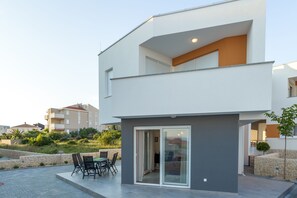Outdoor dining - Deluxe Duplex Two-Bedroom Apartment with Terrace (Novalja)