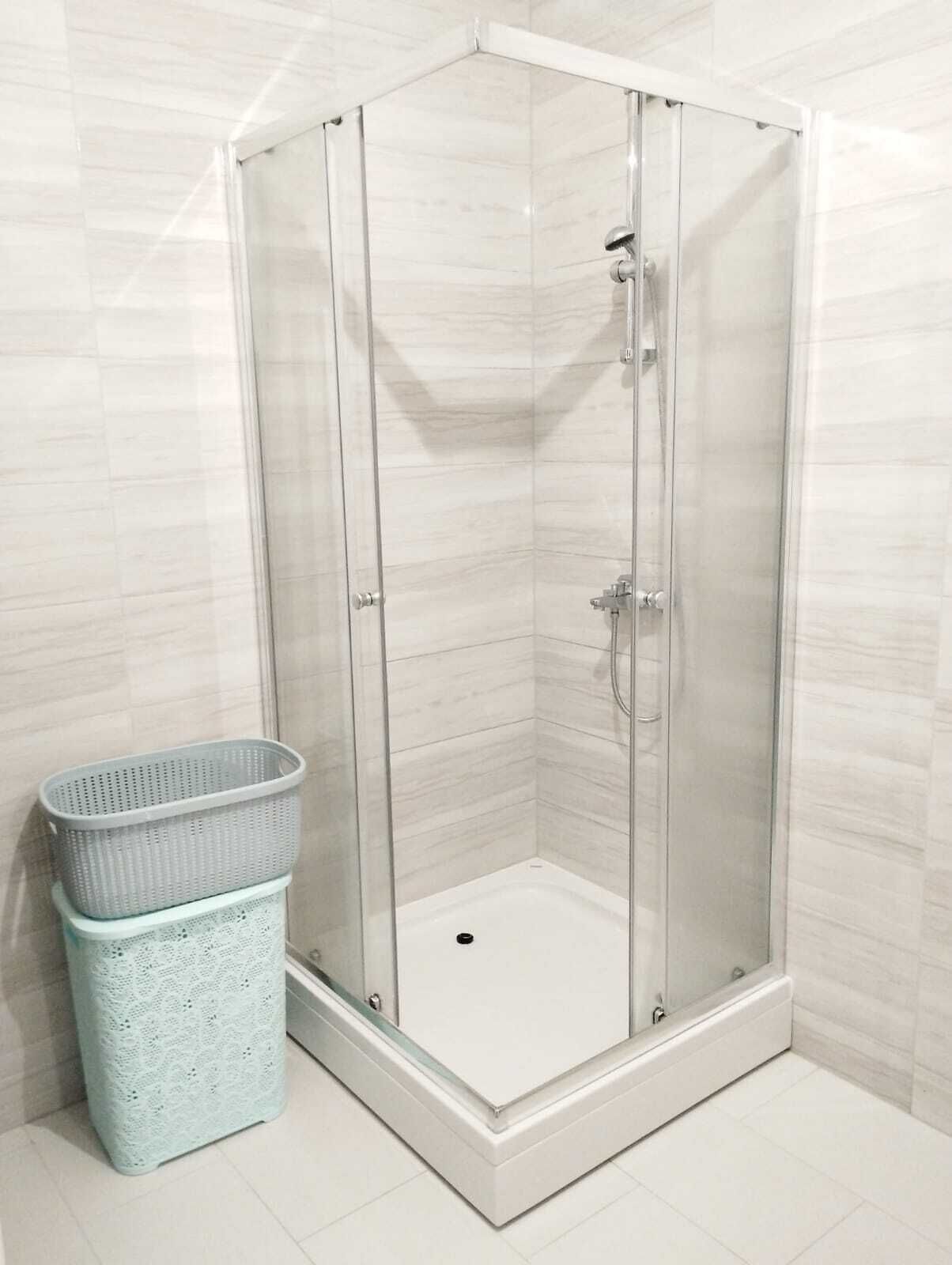 Een douche, een haardroger, handdoeken, zeep